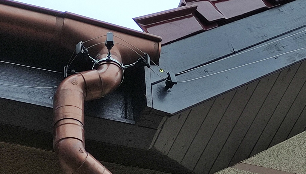 Pastuch na kuny pod rynną
