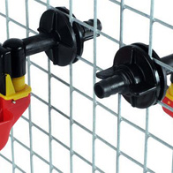 Uchwyt do montażu poideł kubeczkowych na kracie w klatkach