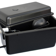 Zasobnik z zaworem pływakowym do systemów pojenia