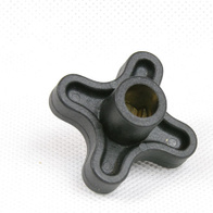 Uchwyt do wkręcania poideł niplowych i smoczkowych w systemach pojenia