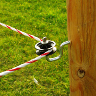 Izolator narożny z rolką do drutu, plecionki, linki stalowej