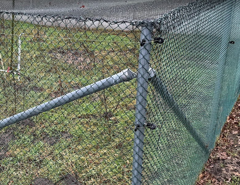 pastuch elektryczny wokół woliery